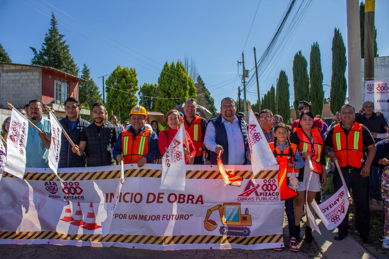 Javier Rivera cumple en Apizaquito con inversión de más de 1 millón de pesos